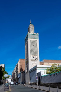 Fransa 'nın başkenti Paris' teki Büyük Cami 'nin dış görünüşü 1926 yılında 33 metre yüksekliğindeki minareyle Hispano-Berberi tarzında inşa edilmiştir.