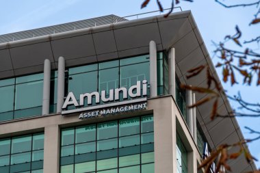 Paris, Fransa - 30 Ekim 2022: Avrupa, Asya ve ABD 'de mevcut bir Fransız varlık yönetimi şirketi olan Amundi Grubu genel merkez binasını imzalayın
