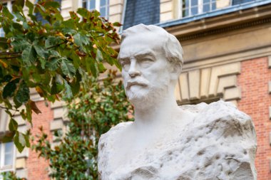 Paris, Fransa - 30 Ekim 2022: Louis Pasteur 'ün tarihi Pasteur Enstitüsü binasının önündeki heykeli. Louis Pasteur kuduz aşısını bulan bir Fransız bilim adamı.