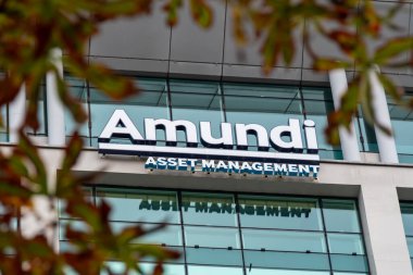 Paris, Fransa - 30 Ekim 2022: Avrupa, Asya ve ABD 'de mevcut bir Fransız varlık yönetimi şirketi olan Amundi Grubu genel merkez binasını imzalayın