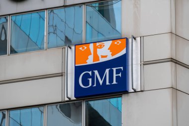 Paris, Fransa - 30 Ekim 2022: Garantie Mutuelle des Fonctionnaires (GMF) adlı sigorta şirketinin logosuyla imzala