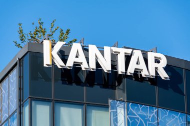 Paris, Fransa - 18 Kasım 2022: Kantar binasının tepesine imza ve logo. Kantar Grubu dünya çapında bir varlık ile veri analizi ve marka danışmanlığına adanmış bir İngiliz şirketidir.