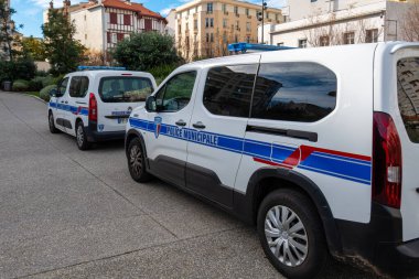 Biarritz, Fransa - 25 Aralık 2022: Belediye polis devriyesi ve müdahale araçları sokağa park edildi