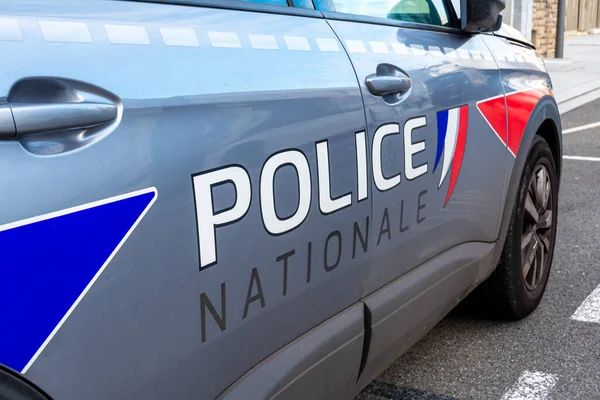 2022年12月22日 法国Biarritz 关闭一辆法国国家警察巡逻车旁边用法文书写的 国家警察 — 图库照片