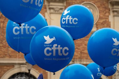 Paris, Fransa - 31 Ocak 2023: Bir gösteri sırasında Fransız sendikası CFTC 'nin (Fransız Hıristiyan İşçiler Konfederasyonu) logosu ve kısaltmasına sahip birkaç mavi balon