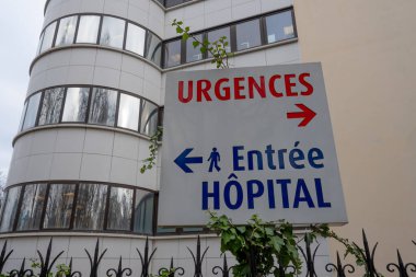 Acil Tıp Bölümü 'nün yönünü ve Fransa' daki bir hastanenin yaya girişini gösteren Fransızca bir tabela.