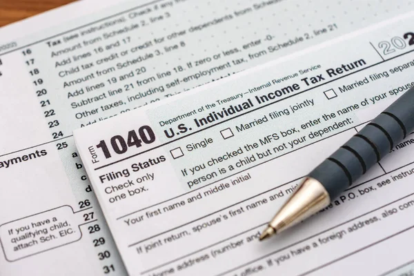 美国个人所得税申报表 人们必须每年填写1040表格 向财政部国内税收署申报其前一年的收入 — 图库照片