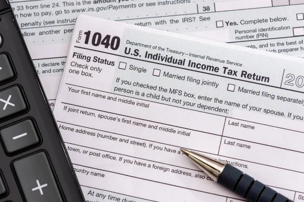 Individual Income Tax Return Document People Have Complete Form 1040 — Fotografia de Stock