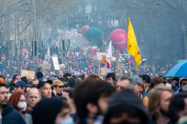 Paris, Fransa - 23 Mart 2023: Hükümetin emeklilik reformuna karşı düzenlenen bir gösteri sırasında Fransa 'nın Paris şehrinde yürüyüş yapan bir grup Fransız