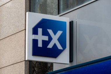 Paris, Fransa - 23 Mart 2023: BRED de dahil olmak üzere bir Fransız bankacılık ve finans grubu olan Banque Populaire grubunun bölgesel bir şubesinin imzası ve logosu