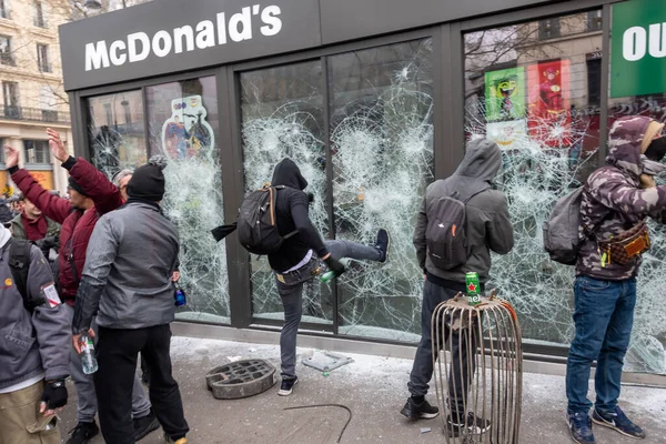 フランス 2023年3月23日 抗議の間に遠く離れた活動家のためのマクドナルドのレストラン 世界資本主義とアメリカの文化的支配の象徴の窓を破るフランスのライター — ストック写真