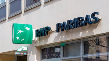 Paris, Fransa - 29 Mart 2023: BNP Paribas banka imzası ve bir banka şubesinin önünde bir ATM 'nin varlığını gösteren logo