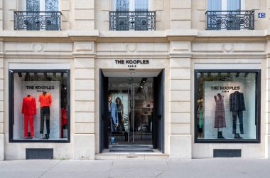 Paris, Fransa - 29 Mart 2023: 2008 'de kurulan bir Fransız kadın ve erkekler için giysi markası olan The Kooples butiğinin dış görünüşü