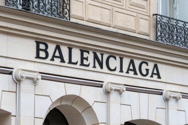 Paris, Fransa - 29 Mart 2023: Paris, Fransa 'da bulunan tarihi Balenciaga mağazasının işareti. Balenciaga moda ve lüks konusunda uzman bir Fransız şirketidir.