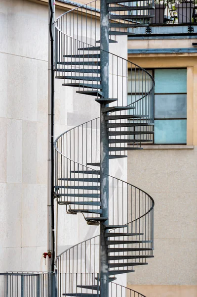 Außentreppe Mit Metallspirale Die Notausgängen Der Rückseite Eines Gebäudes Führt — Stockfoto