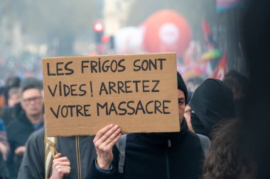 Paris, Fransa - 6 Nisan 2023: Fransız protestocu Fransızca 