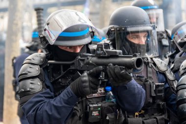 Paris, Fransa - 6 Nisan 2023: Fransız polisi, isyancılara veya saldırgan kalabalıklara karşı kullanılmak üzere kauçuk toplar atan daha az öldürücü bir silah olan 40 mm 'lik bir LBD topunu kullanıyor.
