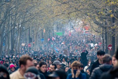 Paris, Fransa - 6 Nisan 2023: Hükümetin emeklilik reformuna karşı düzenlenen bir gösteri sırasında Fransa 'nın Paris şehrinde yürüyüş yapan bir grup Fransız