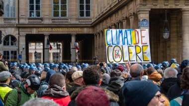 Paris, Fransa - 13 Nisan 2023: Emeklilik reformuna karşı Fransız protestocular, Anayasa Konseyinin yakınlarından 