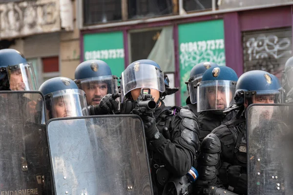 París Francia Abril 2023 Gendarme Francés Apunta Con Una Pistola —  Fotos de Stock