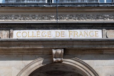 Paris, Fransa - 21 Nisan 2023: Fransa Koleji İşareti, 1530 yılında kurulan ve Fransa 'nın Latin Mahallesi' nde bulunan prestijli bir eğitim ve araştırma kurumu.