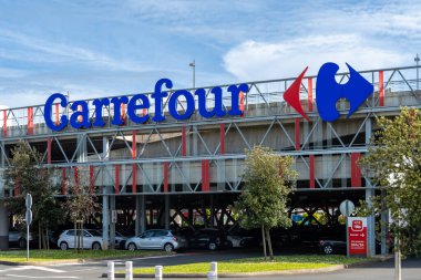 Anglet, Fransa - 26 Nisan 2023: Fransa 'nın Anglet kentindeki BAB2 alışveriş merkezinde bulunan Carrefour hipermarketinin ticari işareti ve logosu