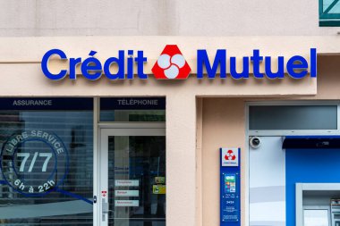 Anglet, Fransa - 26 Nisan 2023: Bankacılık ve sigorta alanlarında mevcut olan bir Fransız karşılıkçı grup olan Credit Mutuel 'in bir banka şubesinin dış görünümü