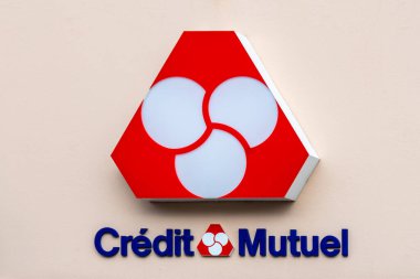 Anglet, Fransa - 26 Nisan 2023: Bankacılık ve sigorta alanında çalışan Fransız ortak bir grup olan Credit Mutuel 'in bir banka şubesinin imzası ve logosu