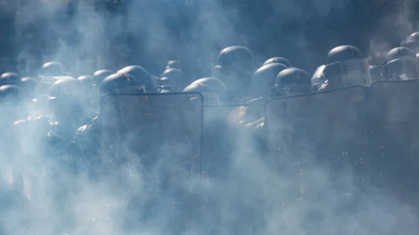 Parijs Frankrijk Mei 2023 Franse Gendarmes Oproerkraaien Een Zware Mist — Stockfoto
