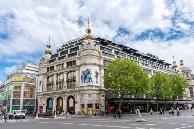 Paris, Fransa - 4 Mayıs 2023: Paris, Fransa 'da Haussmann Bulvarı' nda bulunan dünyaca ünlü bir Paris mağazası olan Printemps Haussmann 'ın tarihi binasının dış görünüşü