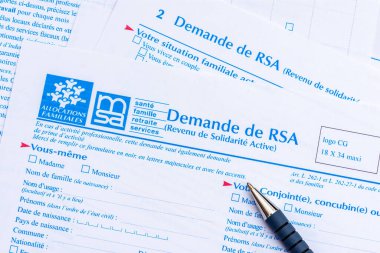 Clamart, Fransa - 8 Mayıs 2023: RSA için başvuru formu (Revenu de solidarite active), Fransa 'da kaynakları olmayan insanlara asgari gelir sağlayan bir harçlık