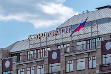 Moskova, Rusya Federasyonu - 21 Haziran 2023: Moskova 'da Arbat Caddesi' nin başında yer alan Rus ulusal havayolu Aeroflot 'un genel merkezinin bulunduğu binanın tepesine imza ve logo