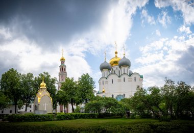 Smolensk Leydimizin Katedrali, sekizgen çan kulesi ve cenaze şapeli, Rusya Federasyonu Moskova 'da bulunan UNESCO Dünya Mirası Alanı Novodevichy Manastırı' nda. Dramatik gökyüzü