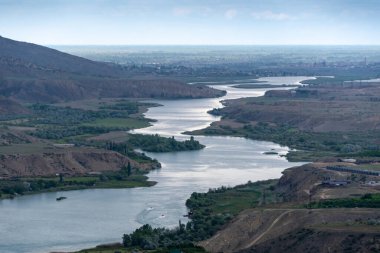 Sulak Nehri 'nin havadan görünüşü (ayrıca Soulak olarak da yazılır), Dağıstan Cumhuriyeti, Rusya Federasyonu