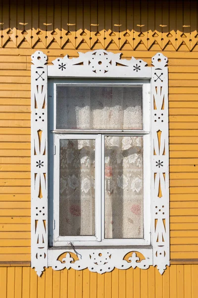 Detailní Záběr Okna Rámovaného Vyřezávanou Dřevěnou Zárubní Zdobenou Tradičními Bílými — Stock fotografie