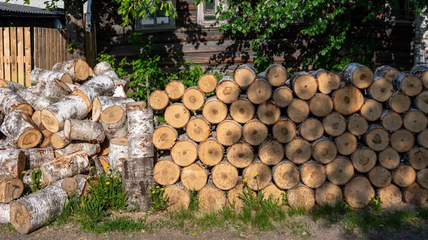 薪丸太は屋外で乾燥させるために春に伐採され積み上げられ 冬の間に家を暖めるために薪ストーブや暖炉で焼かれることを意味した — ストック写真