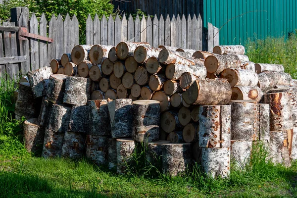 Drewniane Kłody Cięte Układane Wiosną Suszenia Zewnątrz Przeznaczone Spalania Piecach — Zdjęcie stockowe