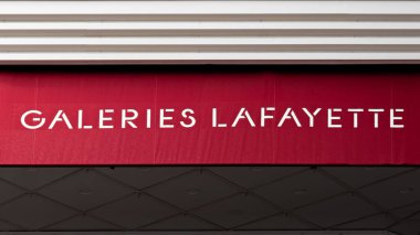 Paris, Fransa - 1 Temmuz 2023: Dünyaca ünlü Paris mağazası Galeries Lafayette 'in tarihi binasının ön cephesinde yakın plan' Galeries Lafayette 'yazıldı