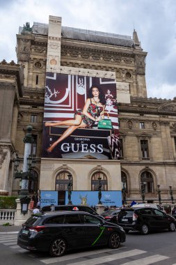 Paris, Fransa - 1 Temmuz 2023: Paris Opera binasının ön cephesindeki yenileme çalışmalarını kapsayan Büyük Tahmin reklam panosu (Palais Garnier)