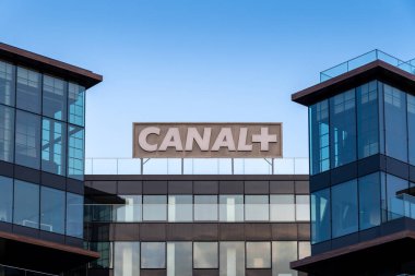 Issy-les-Moulineaux, Fransa - 2 Temmuz 2023: Sinema ve spor odaklı özel bir Fransız ulusal genel yayın kanalı olan Canal + genel merkezinin imza ve logosu