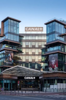 Issy-les-Moulineaux, Fransa - 2 Temmuz 2023: Sinema ve spor odaklı Fransız ulusal televizyon kanalı Canal + genel merkez binasına giriş