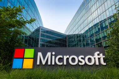 Issy-les-Moulineaux, Fransa - 2 Temmuz 2023: Microsoft 'un Fransız karargahının işareti, çok uluslu bir Amerikan bilgisayar yazılımı geliştiren, üreten, lisanslı ve pazarlayan