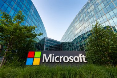 Issy-les-Moulineaux, Fransa - 2 Temmuz 2023: Microsoft 'un Fransız karargahının işareti, çok uluslu bir Amerikan bilgisayar yazılımı geliştiren, üreten, lisanslı ve pazarlayan