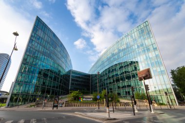 Issy-les-Moulineaux, Fransa - 2 Temmuz 2023: Microsoft 'un Fransız karargahının geniş açılı görüşü, çok uluslu bir Amerikan çokuluslu şirketi, geliştiren, üreten, lisanslı ve pazarlayan bilgisayar yazılımı
