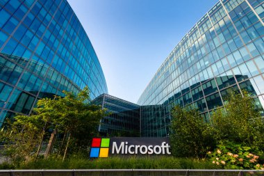 Issy-les-Moulineaux, Fransa - 2 Temmuz 2023: Microsoft 'un Fransız karargahının cephesi, çok uluslu, geliştiren, üreten, lisanslı ve pazarlayan bir Amerikan bilgisayar yazılımı.