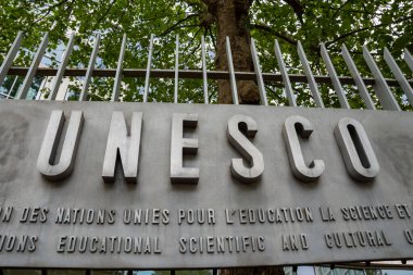 Paris, Fransa - 4 Temmuz 2023: Birleşmiş Milletler 'in eğitim, bilim ve kültür alanında uzmanlaşmış uluslararası bir kurumu olan UNESCO genel merkezinin dışını imzalayın