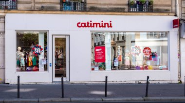 Paris, Fransa - 6 Temmuz 2023: Bir Catimini mağazasının dış görünüşü, Fransız markası, yüksek kalitede hazır giysi
