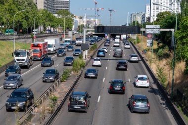 Paris, Fransa - 6 Temmuz 2023: Porte Brancion ve Porte de Vanves 'deki Peripherique Bulvarı' nda araç trafiğinin görüntüsü. Peripherique Bulvarı, Paris 'i çevreleyen bir çevre yoludur.