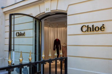 Paris, Fransa - 11 Temmuz 2023: Fransa 'nın Şanzelize bölgesindeki Chloe butiğinin dış görünüşü. Chloe moda ve lüks konusunda uzmanlaşmış bir Fransız markası.