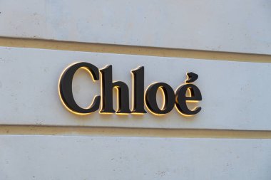 Paris, Fransa - 11 Temmuz 2023: Fransa 'nın Şanzelize bölgesinde bir Chloe butiğinin işaretini kapatın. Chloe moda ve lüks konusunda uzmanlaşmış bir Fransız markası.